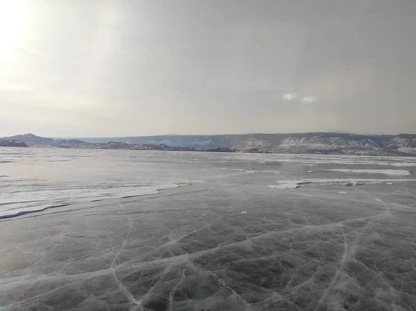 Lago transparente cubierto de hielo en invierno —  Fotos de Stock