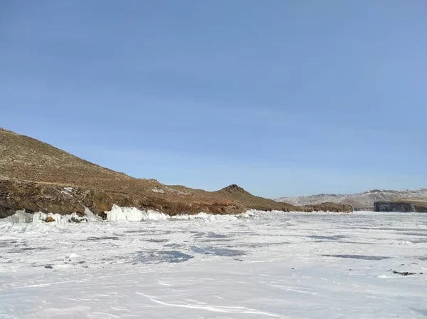 Transparant meer bedekt met ijs in de winter — Stockfoto