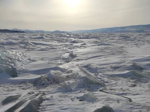 冬季被冰覆盖的透明湖泊 — 图库照片