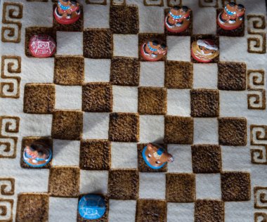 kumaş yünlü bir tahtanın üzerinde çok renkli satranç stantları