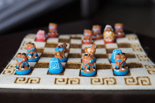 Veelkleurig schaken staat op een wollen plankje — Stockfoto