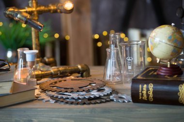 Ders çalışmak için gerekli konularla dolu okul masası.