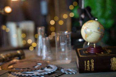 Ders çalışmak için gerekli konularla dolu okul masası.