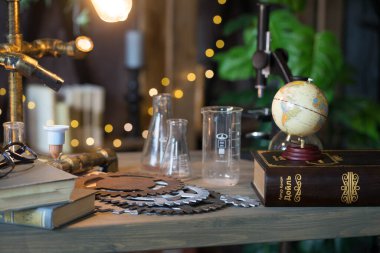 Ders çalışmak için gerekli konularla dolu okul masası.