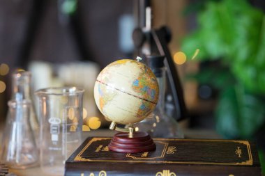 Ders çalışmak için gerekli konularla dolu okul masası.