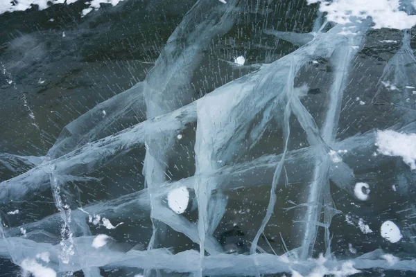 Ρωγμές σε διαφανές πάγο σε μια λίμνη το χειμώνα — Φωτογραφία Αρχείου