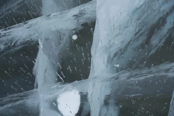 Risse im transparenten Eis auf einem See im Winter — Stockfoto