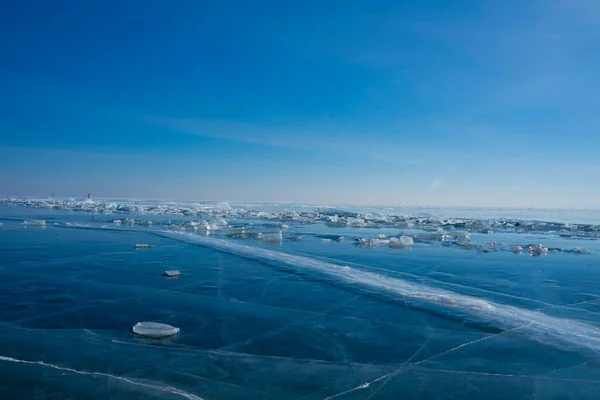 Hielo transparente en un lago congelado —  Fotos de Stock