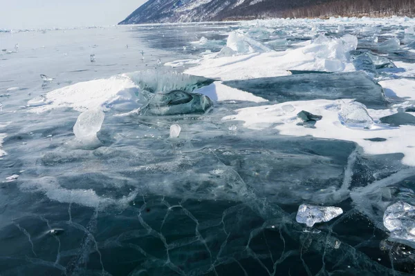 Ghiaccio trasparente su un lago ghiacciato — Foto Stock