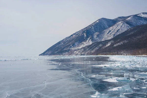 Gelo claro em um lago congelado — Fotografia de Stock