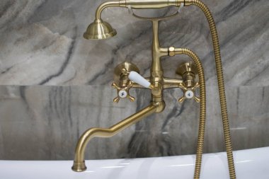 Banyoda ve duşta altın musluk