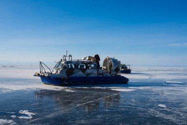 Taşımacılık kışın buzda ilerliyor