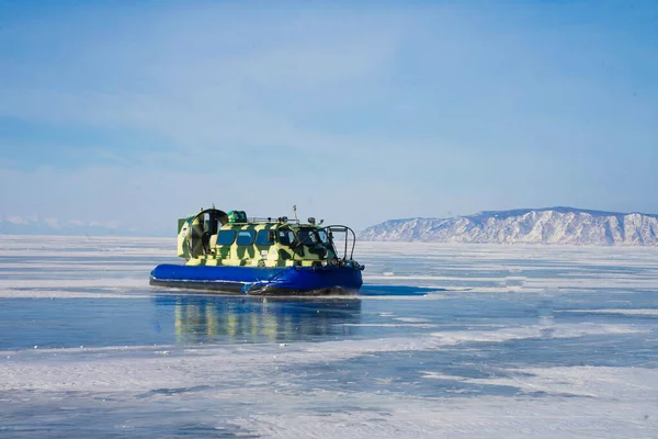Transport bewegt sich im Winter auf Eis Stockbild