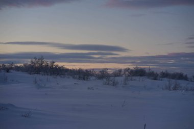 Gün batımında bulutlu kış gökyüzü