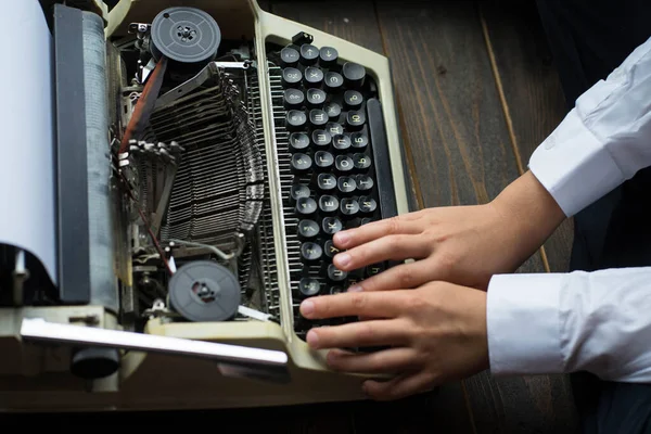 Niño escribiendo en una máquina de impresión — Foto de Stock
