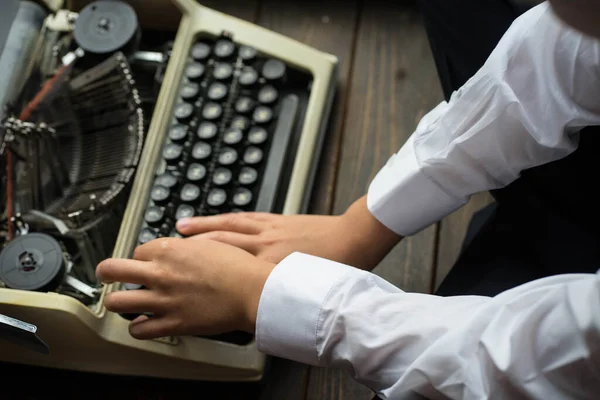 Niño escribiendo en una máquina de impresión — Foto de Stock