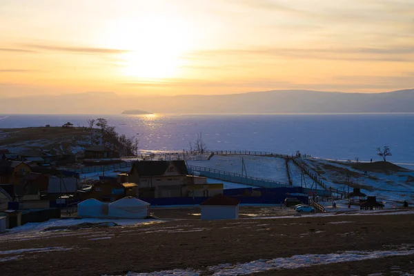 Vintersolnedgång på ön Olkhon — Stockfoto