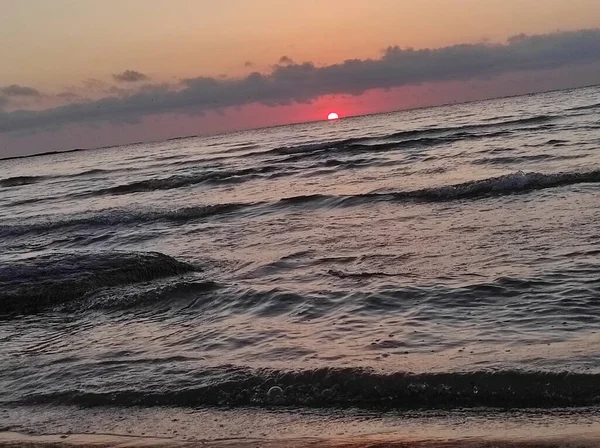 Hazar Denizi 'nde kızıl şafak — Stok fotoğraf