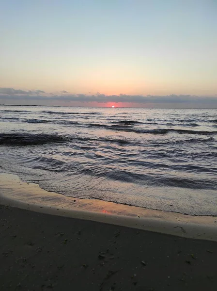 美しいカスピ海での赤い夜明け — ストック写真