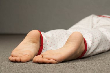 8-10 yaşlarında pijamalı bir çocuğun bacakları. Ayak.