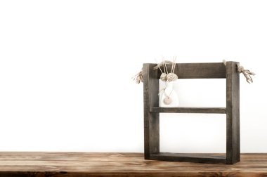 Ahşap bir masanın üzerinde bir vazo çiçek. Kahverengi çerçeve