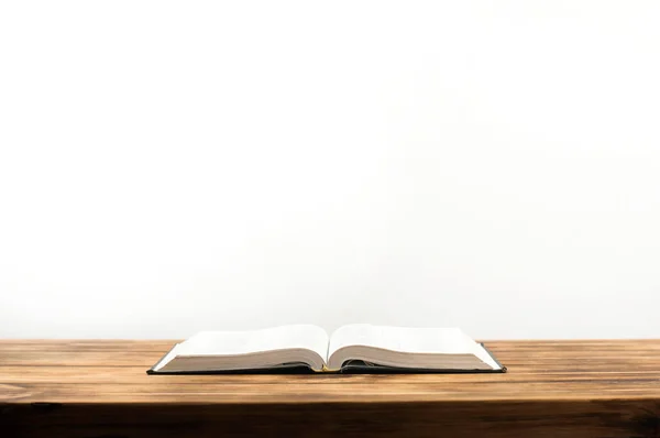 Livre Biblique Ouvert Sur Une Table Bois — Photo