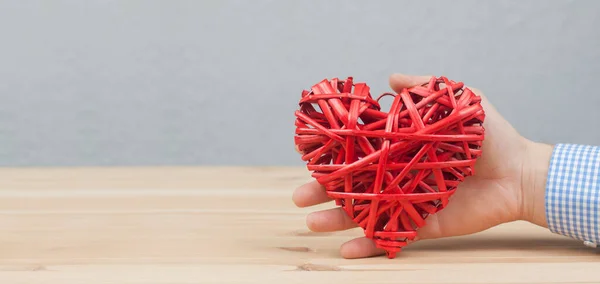Красное Сердце Руке Любовью Свадьбы Подарка День Святого Валентина — стоковое фото