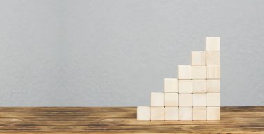 Tahta küplerden yapılmış basamaklar. Finansal veya kariyer büyüme kavramı