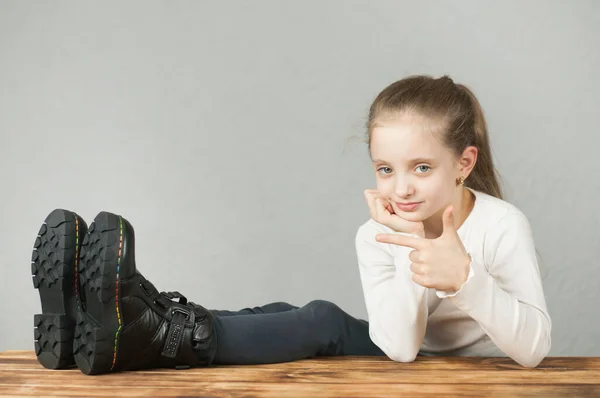 Chica Europea Puso Sus Pies Sobre Mesa Puntas Dedo — Foto de Stock