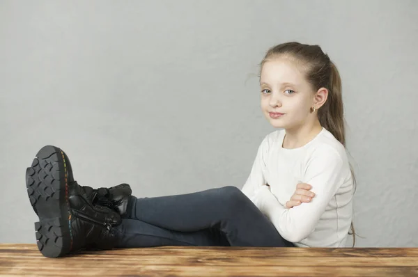 Evropská Dívka Položila Nohy Stůl — Stock fotografie