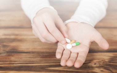 Haplar kontrol altında. Hasta hastalıkları konsepti. Ahşap bir arka planda