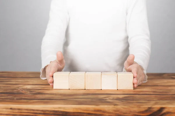 Cubos Madera Las Manos Espacio Blanco Para Escribir — Foto de Stock