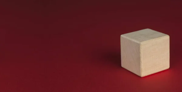 Cubo Madera Sobre Fondo Rojo — Foto de Stock