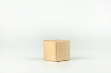 Beyaz arka planda tahta küpler. Metin için yer