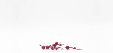 Mutlu Noeller, tebrik kartı, çerçeve, afiş. Yeni yıl. Noel. Beyaz arka planda kırmızı Noel süslemeleri. Kış Noel teması.