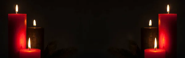 Запалені Свічки Світлові Гірлянди Задньому Плані Темному Тлі Різдвяна Листівка — стокове фото