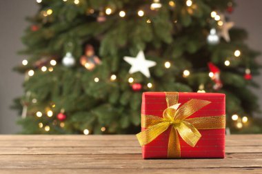 Noel için kırmızı paketler ve ağaçta yeni yıl hediyeleri. Mutlu Noeller.