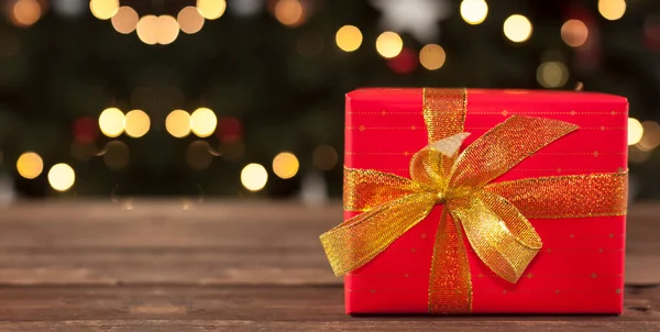 Presente Embalagem Vermelha Arco Contra Fundo Árvore Natal Natal Ano — Fotografia de Stock