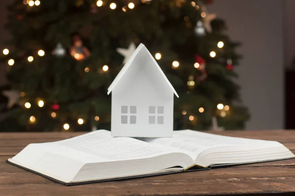 Livre Biblique Ouvert Sur Une Table Bois Maison Blanche Miniature — Photo