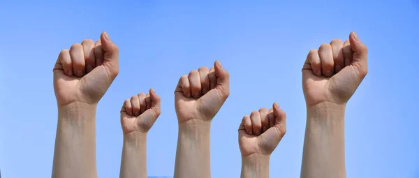 Die Hand Wird Zur Faust Geballt Und Den Himmel Erhoben — Stockfoto