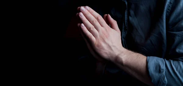 祈りの手 その男は祈っている 暗い背景で 暗闇の中から手を出す — ストック写真