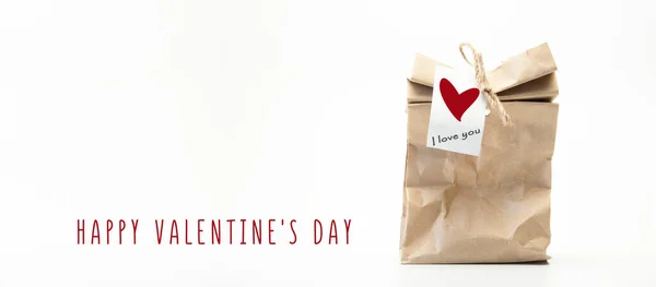 Papiertüte Vorhanden Glücklicher Valentinstag Herz Auf Weißem Hintergrund — Stockfoto