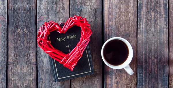 Biblia Stole Święta Księga Czerwone Serce Kubek Drewnianym Stole — Zdjęcie stockowe