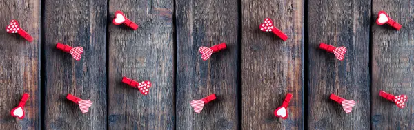 Corazón Pinzas Ropa Sobre Fondo Madera Día San Valentín Amor —  Fotos de Stock