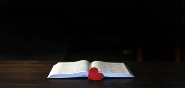 Biblia Libro Abierto Una Mesa Madera Oscuridad —  Fotos de Stock