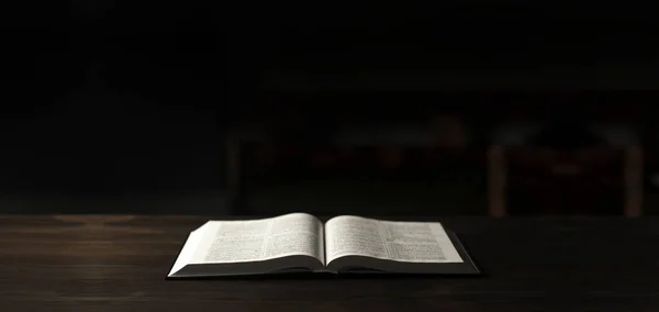 Open Boek Bijbel Een Houten Tafel Het Donker — Stockfoto