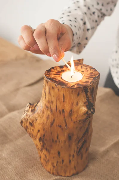 Holzleuchter Auf Dem Tisch Eine Hand Entzündet Eine Kerze Mit — Stockfoto