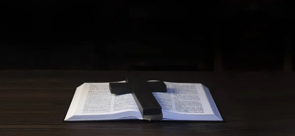 Open Bijbelboek Een Houten Tafel Houten Kruis Van Jezus Het — Stockfoto