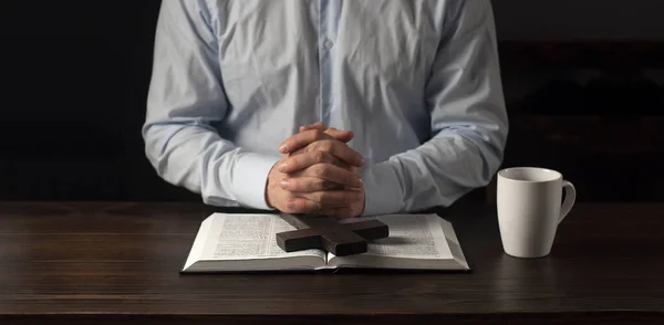 Bijbelboek Een Houten Tafel Houten Kruis Van Jezus Handen Van — Stockfoto