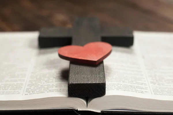 Öppen Bibelbok Ett Träbord Jesu Träkors Rött Hjärta Begreppet Att — Stockfoto